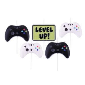 PME kakelys med 2 hvite og 2 svarte gamingkonsoller og en level up