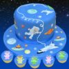 kake dekorert med utstikkere fra verdensrommet og astronaut