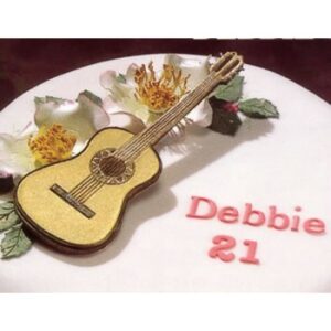 kake dekorert med akustisk gitar