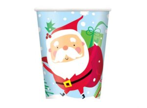 Pappkopp eller engangskopp i papp dekorert med julenisse og annet flott juledekor. Pakken inneholder 8 stk, og hver rommer 2,7dl.