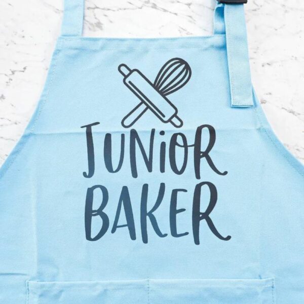 Blått barneforkle med teksten "Junior baker"