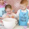 Bakeforkle til barn med teksten junior baker og lommer