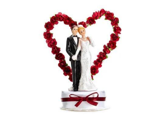 kaketopp til bryllup med rød blomster hjerte