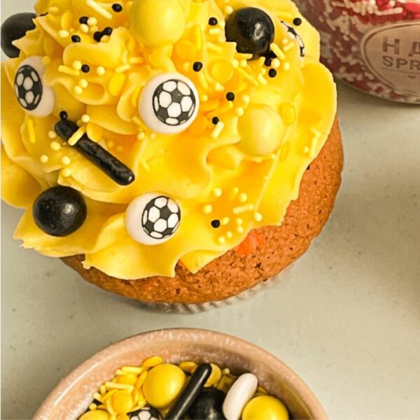 kakestrø til fotball cupcakes gul