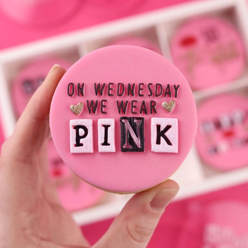 Bilde av Sweet Stamp Outboss Embosser - Mean Girls -on Wednesday We Wear Pink-